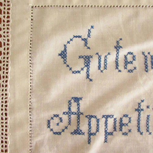 ドイツの手仕事/少年と犬・Guten Appetit 手刺繍入り クロス