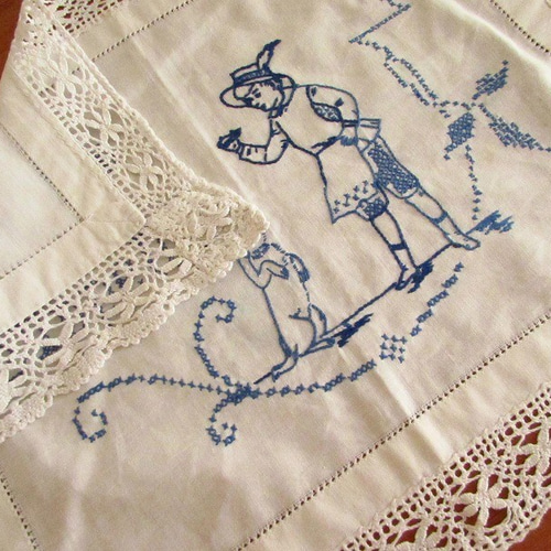 ドイツの手仕事/少年と犬・Guten Appetit 手刺繍入り クロス
