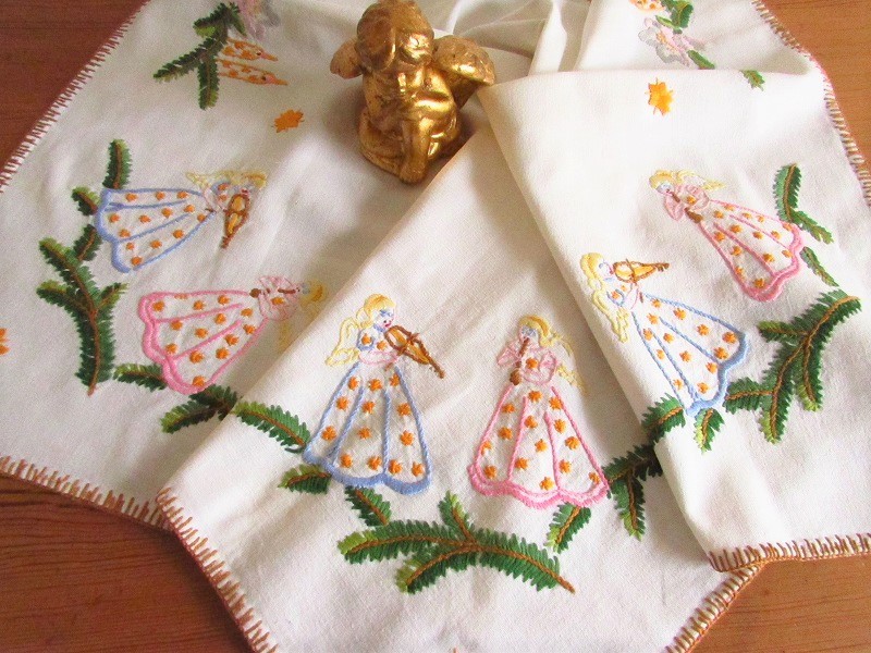 アンティークイタリア 木登りのエンジェル ニードルワーク刺繍 リーフと天使クロス