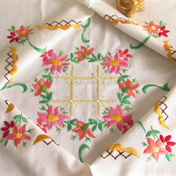 ドイツの手仕事/フォークロアな明るいピンクのお花の手刺繍 テーブルクロス (ヴィンテージ) 1枚目の画像