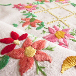 ドイツの手仕事/フォークロアな明るいピンクのお花の手刺繍 テーブルクロス (ヴィンテージ) 3枚目の画像