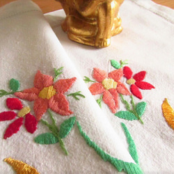 ドイツの手仕事/フォークロアな明るいピンクのお花の手刺繍 テーブルクロス (ヴィンテージ) 7枚目の画像