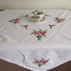 フランスの手仕事/綺麗なピンク色のバラの手刺繍入り テーブルクロス (ヴィンテージ) 1枚目の画像
