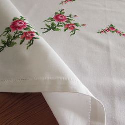 フランスの手仕事/綺麗なピンク色のバラの手刺繍入り テーブルクロス (ヴィンテージ) 3枚目の画像
