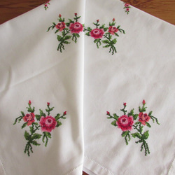 フランスの手仕事/綺麗なピンク色のバラの手刺繍入り テーブルクロス (ヴィンテージ) 7枚目の画像