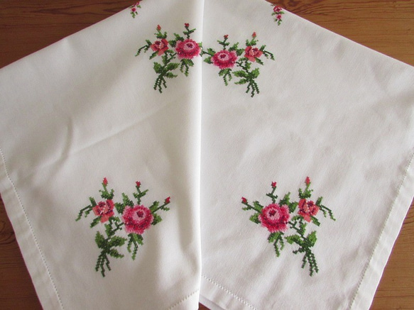 フランスの手仕事/綺麗なピンク色のバラの手刺繍入り テーブルクロス (ヴィンテージ) 7枚目の画像