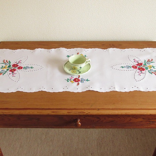 新品 ハンガリー カロチャ刺繍 テーブルクロス 伝統工芸品 テーブルランナー カロチャ刺繍 （ハンガリー製） テーブルセンター カロチャ刺繍