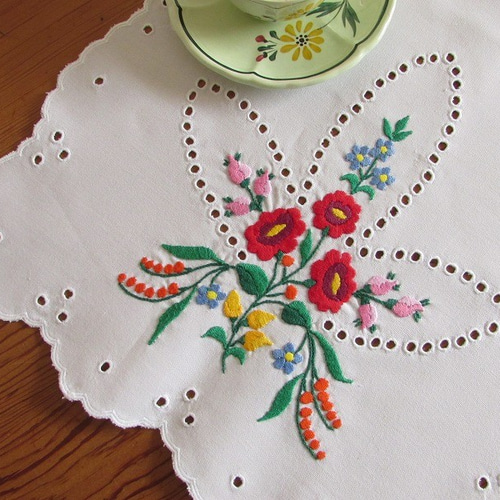 ハンガリーの手仕事/ 可愛いカロチャ刺繍 テーブルセンター (未