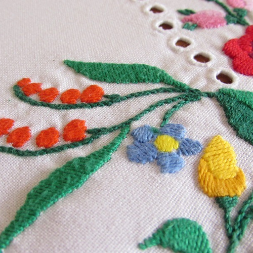 ハンガリーの手仕事/ 可愛いカロチャ刺繍 テーブルセンター (未
