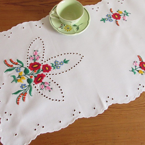 東欧刺繍ハンガリーテーブルセンター花柄カロチャ刺繍飾り