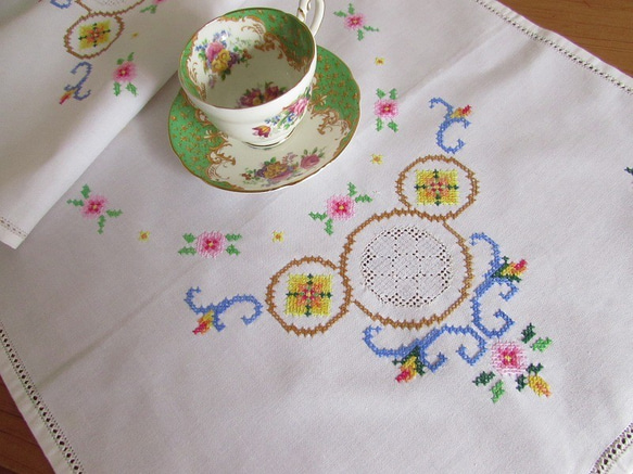 フランスの手仕事/可愛らしいピンクや黄色のお花のクロスステッチ手刺繍 テーブルセンター  (ヴィンテージ) 3枚目の画像
