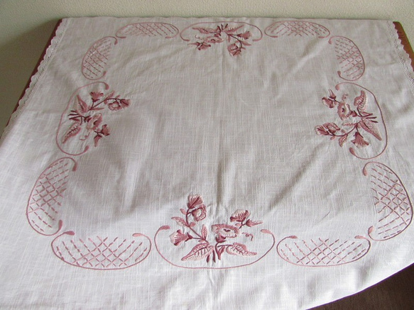 フランスの手仕事/落ち着いたスモーキーピンク色のお花の手刺繍が素敵なテーブルクロス (ヴィンテージ) 2枚目の画像