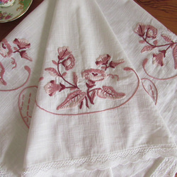 フランスの手仕事/落ち着いたスモーキーピンク色のお花の手刺繍が素敵なテーブルクロス (ヴィンテージ) 5枚目の画像
