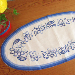 ドイツの手仕事/フォークロアな青いお花の手刺繍 オーバル型 テーブルマット (ヴィンテージ・青糸刺繍) 2枚目の画像