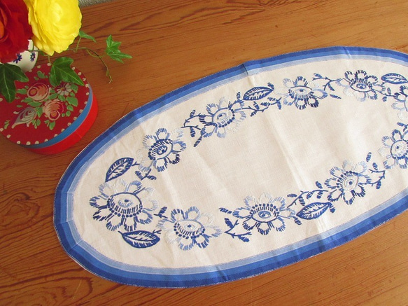 ドイツの手仕事/フォークロアな青いお花の手刺繍 オーバル型 テーブルマット (ヴィンテージ・青糸刺繍) 2枚目の画像