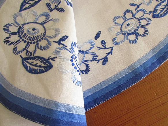 ドイツの手仕事/フォークロアな青いお花の手刺繍 オーバル型 テーブルマット (ヴィンテージ・青糸刺繍) 3枚目の画像
