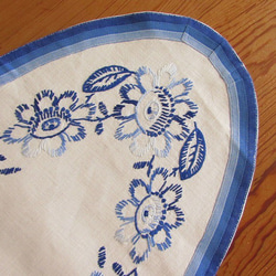 ドイツの手仕事/フォークロアな青いお花の手刺繍 オーバル型 テーブルマット (ヴィンテージ・青糸刺繍) 4枚目の画像