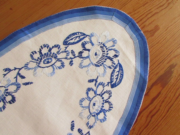 ドイツの手仕事/フォークロアな青いお花の手刺繍 オーバル型 テーブルマット (ヴィンテージ・青糸刺繍) 4枚目の画像