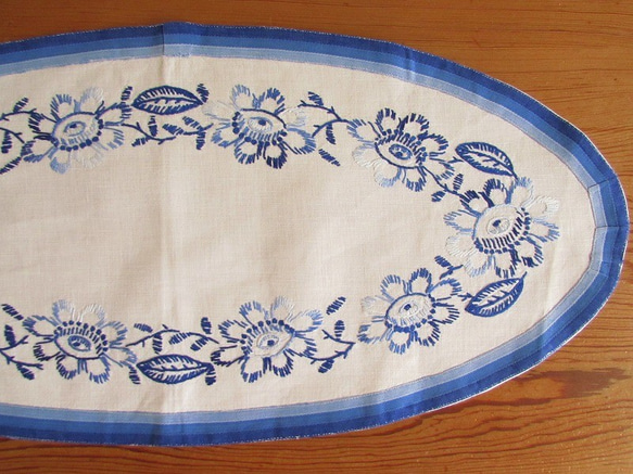 ドイツの手仕事/フォークロアな青いお花の手刺繍 オーバル型 テーブルマット (ヴィンテージ・青糸刺繍) 5枚目の画像