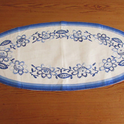 ドイツの手仕事/フォークロアな青いお花の手刺繍 オーバル型 テーブルマット (ヴィンテージ・青糸刺繍) 6枚目の画像