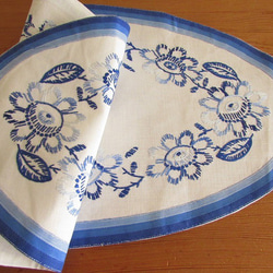 ドイツの手仕事/フォークロアな青いお花の手刺繍 オーバル型 テーブルマット (ヴィンテージ・青糸刺繍) 7枚目の画像