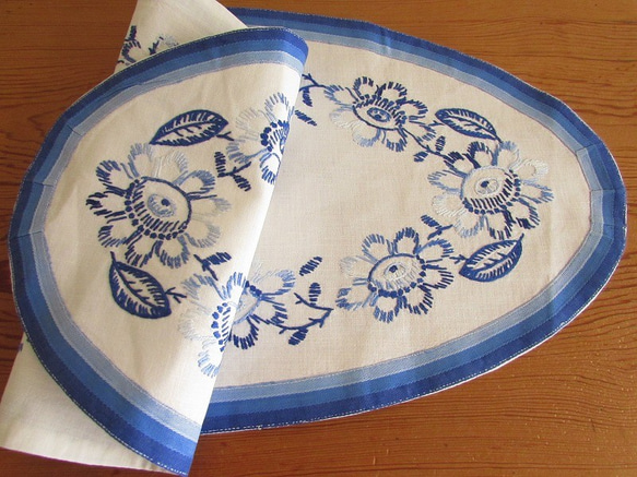 ドイツの手仕事/フォークロアな青いお花の手刺繍 オーバル型 テーブルマット (ヴィンテージ・青糸刺繍) 7枚目の画像