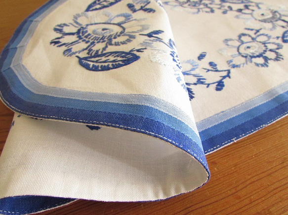 ドイツの手仕事/フォークロアな青いお花の手刺繍 オーバル型 テーブルマット (ヴィンテージ・青糸刺繍) 8枚目の画像