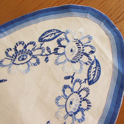 ドイツの手仕事/フォークロアな青いお花の手刺繍 オーバル型 テーブルマット (ヴィンテージ・青糸刺繍) 9枚目の画像