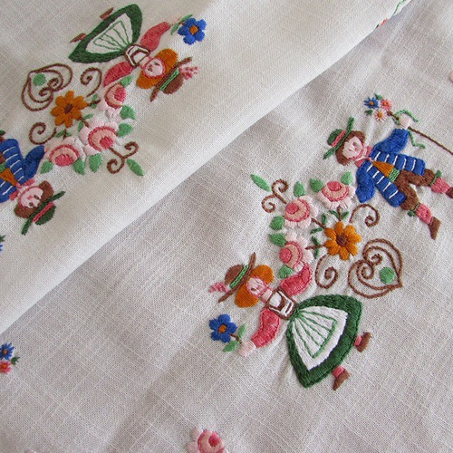 ドイツの手仕事/可愛い民族衣装ディアンドルとレーダーホーゼンを着た