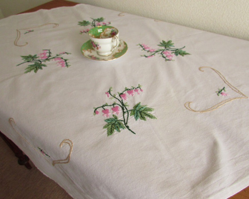 ドイツの手仕事/可憐な鯛釣草の手刺繍入り テーブルクロス