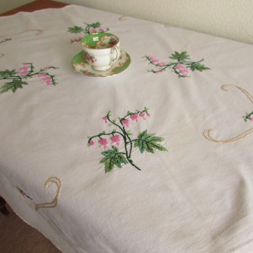 ドイツの手仕事/可憐な鯛釣草の手刺繍入り テーブルクロス