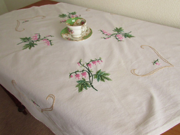 ドイツの手仕事/可憐な鯛釣草の手刺繍入り テーブルクロス