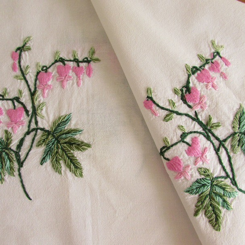 ドイツの手仕事/可憐な鯛釣草の手刺繍入り テーブルクロス