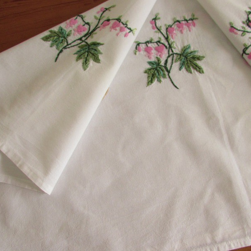 ドイツの手仕事/可憐な鯛釣草の手刺繍入り テーブルクロス