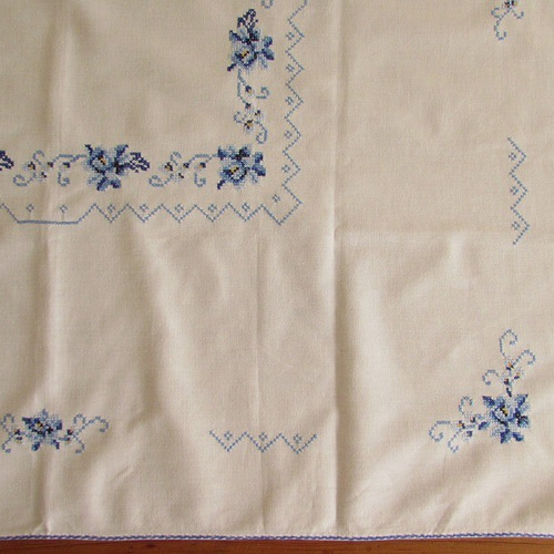 イギリスヴィンテージ 薔薇のモチーフ手刺繍 オーバル 大判 テーブル