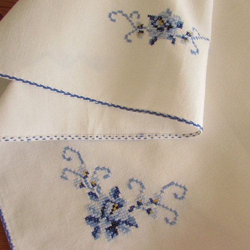 イギリスヴィンテージ 薔薇のモチーフ手刺繍 オーバル 大判 テーブル