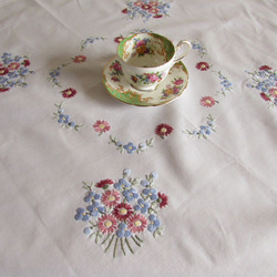 ドイツの手仕事/淡いブルーやピンクのお花の手刺繍入りテーブルクロス (ヴィンテージ・リメイク生地) 2枚目の画像