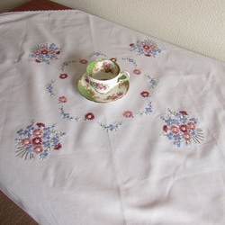 ドイツの手仕事/淡いブルーやピンクのお花の手刺繍入りテーブルクロス (ヴィンテージ・リメイク生地) 3枚目の画像