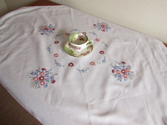 ドイツの手仕事/淡いブルーやピンクのお花の手刺繍入りテーブルクロス (ヴィンテージ・リメイク生地) 3枚目の画像