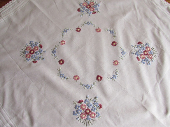 ドイツの手仕事/淡いブルーやピンクのお花の手刺繍入りテーブルクロス (ヴィンテージ・リメイク生地) 5枚目の画像