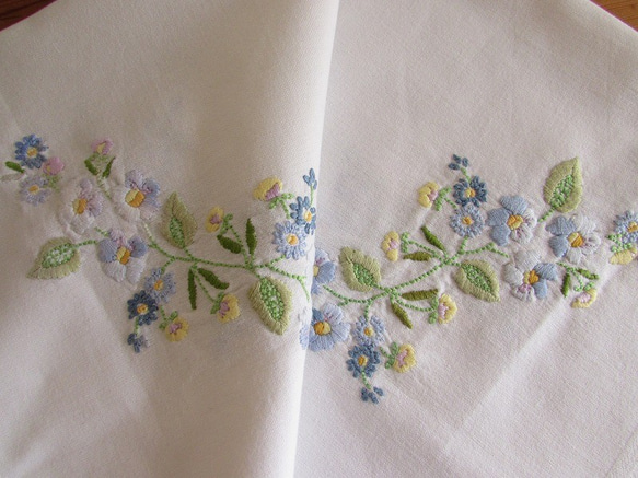 ドイツの手仕事/淡いブルーのお花の手刺繍入り テーブルクロス (ヴィンテージ) 7枚目の画像