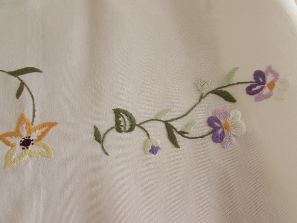 ドイツの手仕事/紫と黄色のお花の手刺繍＆若草色の手編みレース テーブルセンター (未使用品 ヴィンテージ) 5枚目の画像