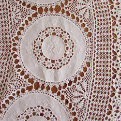 フランスの手仕事/29パーツの円形パーツを手編みクロッシェ レースで繋ぎ合わせた円形テーブルクロス (ヴィンテージ) 8枚目の画像