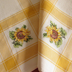 ドイツの手仕事/黄色のチェック模様コットン生地に可愛いひまわりの手刺繍入り テーブルクロス  (ヴィンテージ・向日葵) 8枚目の画像