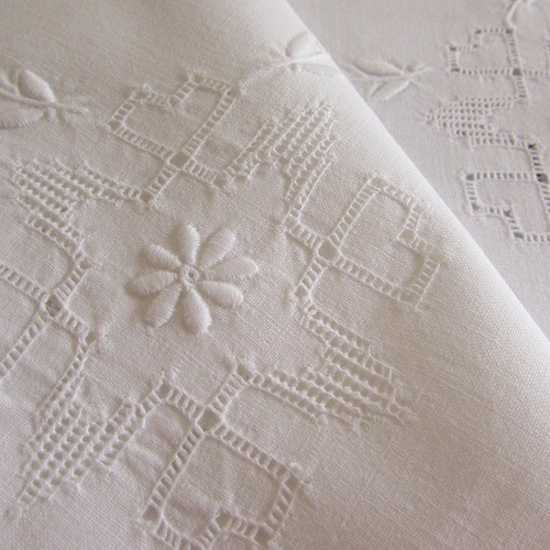 フランスの手仕事/可憐な小花の白糸手刺繍とレース テーブル