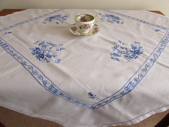 ドイツの手仕事/細やかなお花の青糸手刺繍入り テーブルクロス