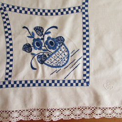 ドイツの手仕事/ブルーのお花の手刺繍とコットンレース テーブルクロス　(ヴィンテージ・青糸刺繍) 3枚目の画像