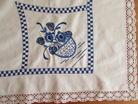 ドイツの手仕事/ブルーのお花の手刺繍とコットンレース テーブルクロス　(ヴィンテージ・青糸刺繍) 3枚目の画像