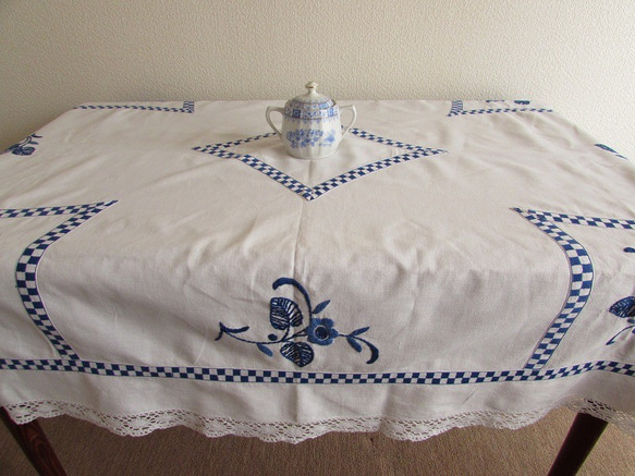 ドイツの手仕事/ブルーのお花の手刺繍とコットンレース テーブルクロス　(ヴィンテージ・青糸刺繍) 6枚目の画像