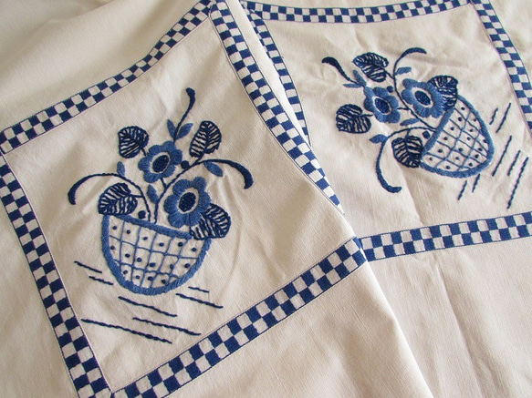 ドイツの手仕事/ブルーのお花の手刺繍とコットンレース テーブルクロス　(ヴィンテージ・青糸刺繍) 7枚目の画像